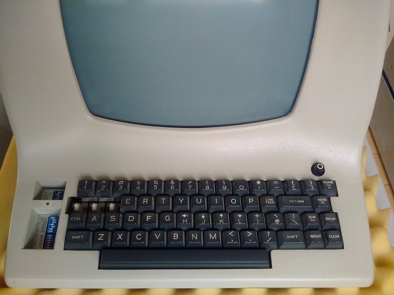 Teclado de un ADM3A - Detalle de las flechas de desplazamiento sobre las teclas HJKL